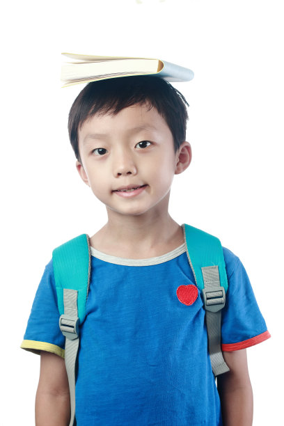 一个背着书包的亚洲小男孩，背景是白色图片下载