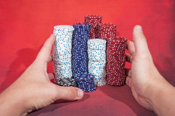 赌场抽象的照片。红色背景上的扑克游戏。主题的赌博图片下载