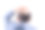 光头商人与他的头在头皮上从后面看与白色背景图片下载