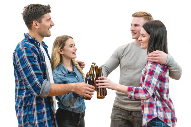 两对情侣在白色背景下碰杯喝啤酒图片下载