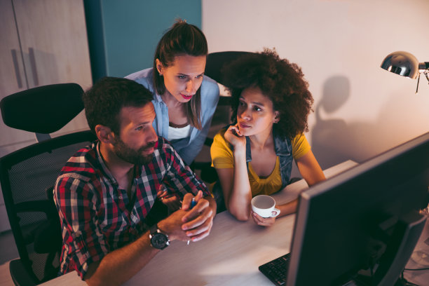 多民族团队在现代办公室工作图片下载