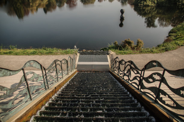 闪闪发光的喷泉图片下载