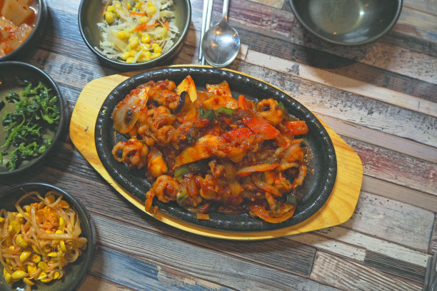 木制餐桌上的辣韩国菜，餐饮，食品和饮料图片下载