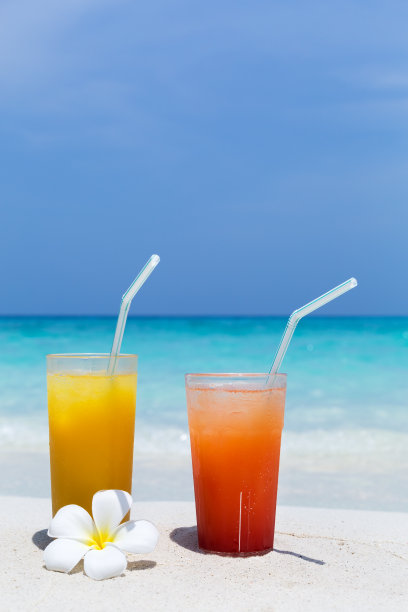 白色沙滩上的玻璃杯鸡尾酒图片下载