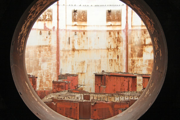 废弃的核电站。俄罗斯，克里米亚，谢尔基诺。废弃的建筑，铁背景。铁圈图片下载