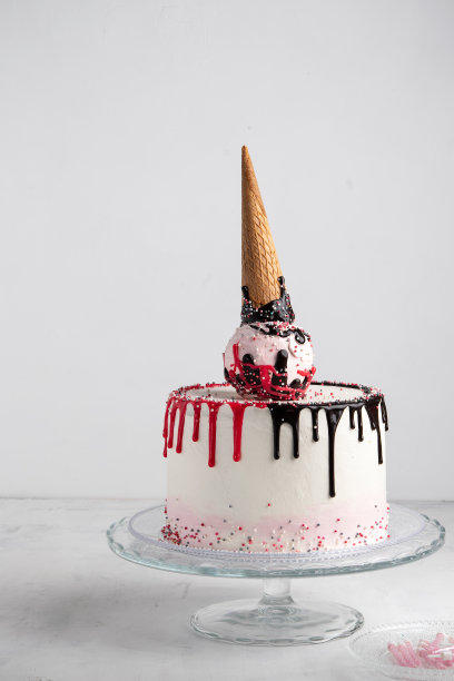 简单的生日蛋糕与巧克力甘纳许和点缀在白色的背景与派对装饰。水平的。副本的空间。庆祝活动的概念。时尚滴蛋糕。图片下载