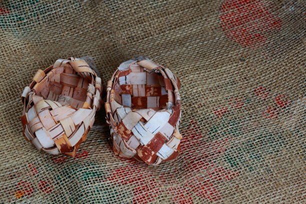 近距离观察装饰手工传统鞋孤立。美丽的背景。图片下载