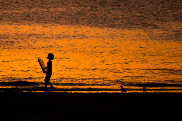 风景的剪影和人物的橙色对比图片下载