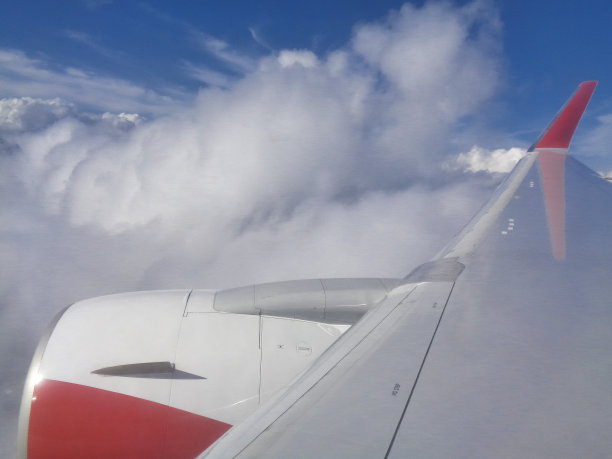 从飞机上看机翼有白云和蓝天图片下载