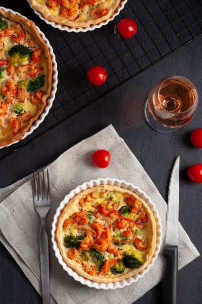 自制法式蛋挞蛋饼配小龙虾和西兰花图片下载