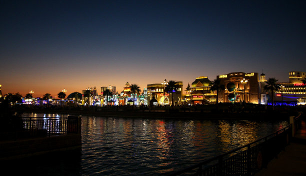 夜晚的湖景图片下载