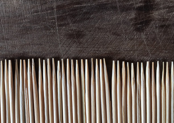 牙签排在一张旧木桌上图片下载