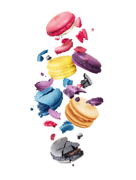 Ð:在白色的背景下，彩色的杏仁饼干在空中被撕成碎片图片下载