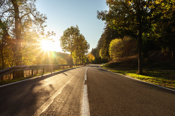 秋天的乡间小路图片下载