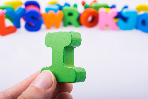 手握字母立方体I木制图片下载