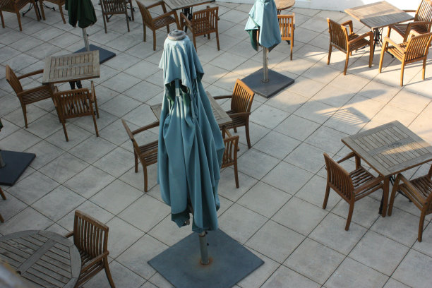 餐桌和椅子在木头打破时间图片下载