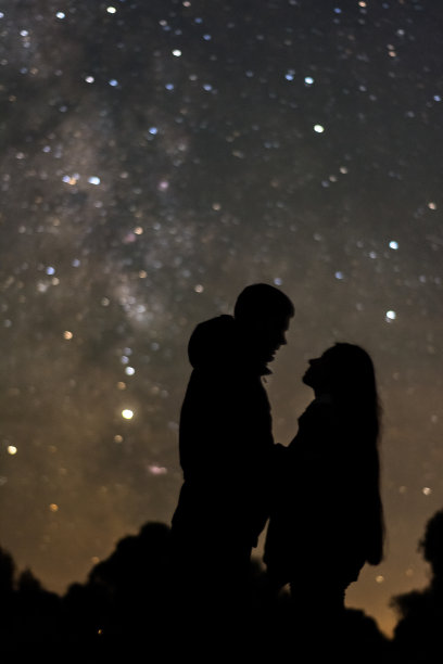 银河上一对相爱的情侣的剪影图片下载