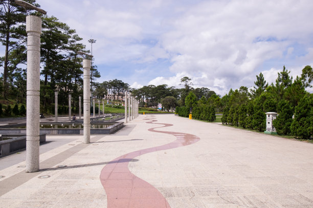 越南大叻市全景。大叻是越南最好的旅游城市之一，也是越南最大的蔬菜和花卉种植区之一图片下载