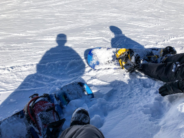 脚和阴影的2滑雪板在雪在新西兰图片下载