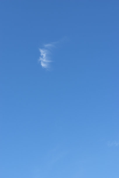 热带地区晴朗的天空和蓬松的云图片下载