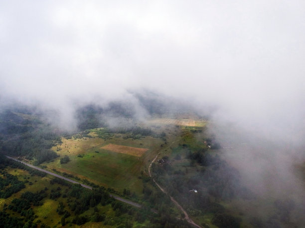 在夏天用无人机透过云层俯瞰乡村图片下载