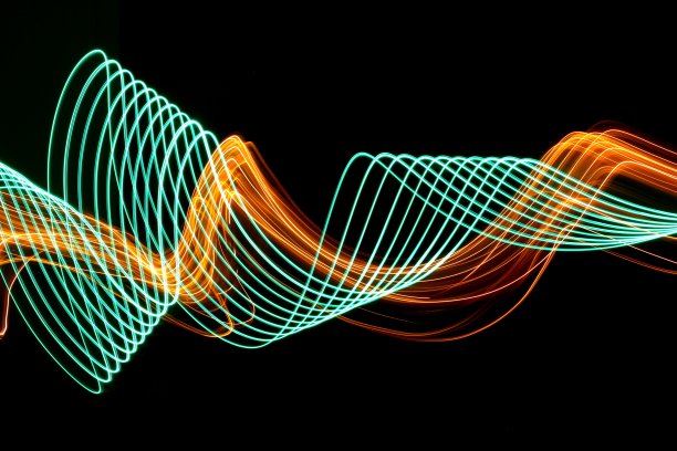 长曝光照片，光画，霓虹绿色的平行线和金色条纹的光在黑色的背景图片下载