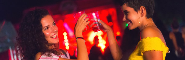 年轻女人喝酒，泡夜店图片下载