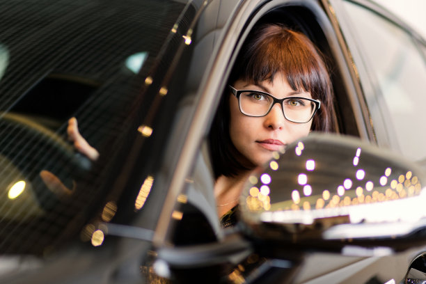 一个棕发女人开车的画像图片下载