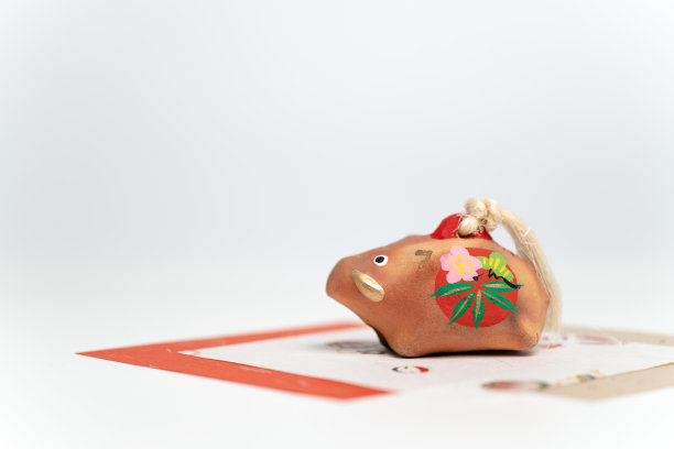 野猪的娃娃。日本的新年卡片。图片下载