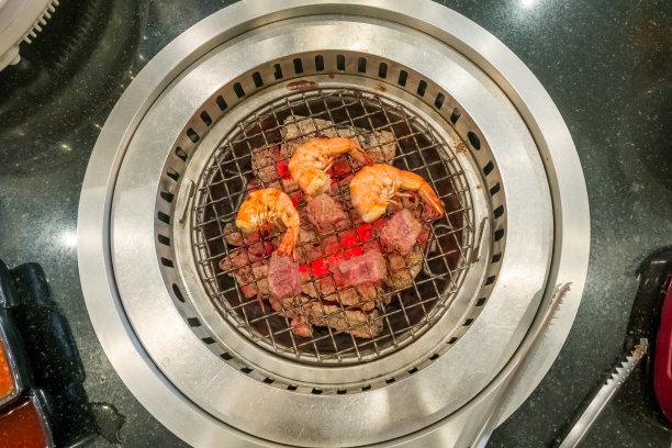 红滑梯生牛肉和虾烧烤炉木炭在日本餐厅的肉图片下载
