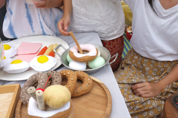 亚洲可爱的小女孩玩的是卖食物的图片下载