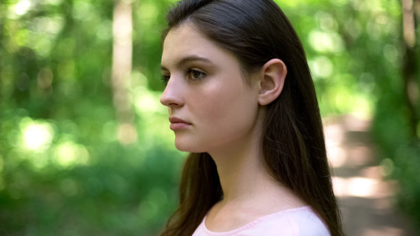 美丽的黑发看起来严肃，干净的皮肤和自然的化妆，特写图片下载