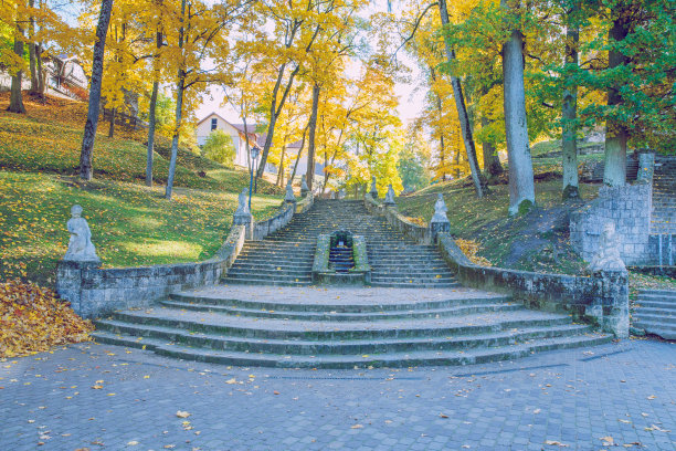 城市cesi,拉脱维亚。秋天的古堡公园。黄叶、废墟和建筑。历史建筑。2018年旅游照片。图片下载