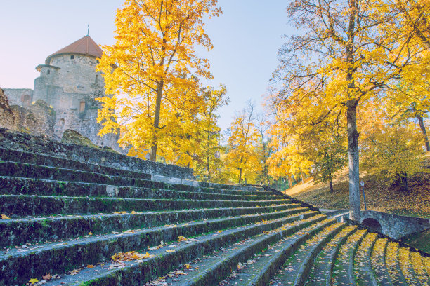 城市cesi,拉脱维亚。秋天的古堡公园。黄叶、废墟和建筑。历史建筑。2018年旅游照片。图片下载