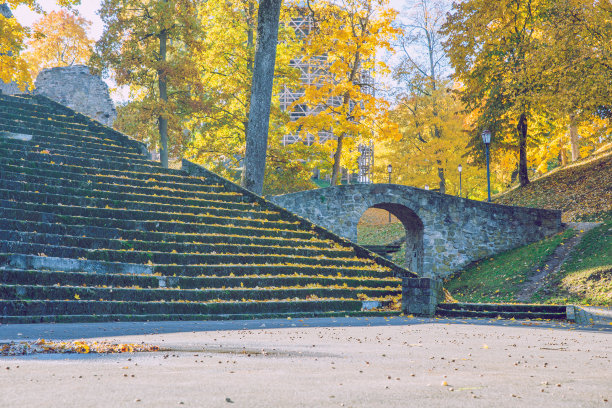 城市cesi,拉脱维亚。秋天的古堡公园。黄叶、废墟和建筑。历史建筑。2018年旅游照片。图片下载