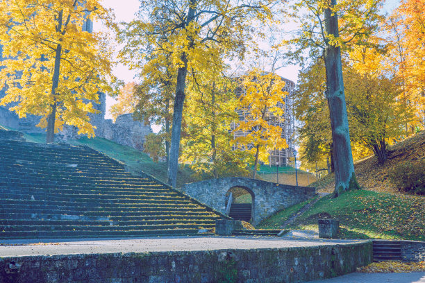 城市cesi,拉脱维亚。秋天的古堡公园。黄叶、废墟和建筑。历史建筑。2018年旅游照片。图片下载