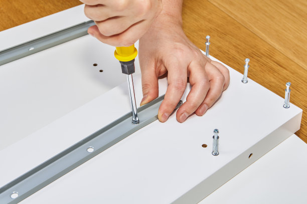 细木工在家里组装自组装家具，双手特写。图片下载