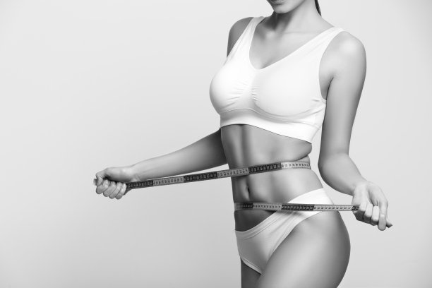 正在量腰围的女人图片下载