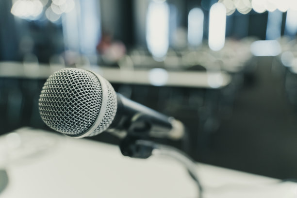 麦克风通过模糊商务论坛会议或会议培训学习辅导室概念，模糊背景。图片下载