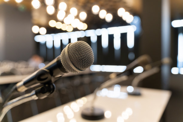 麦克风通过模糊商务论坛会议或会议培训学习辅导室概念，模糊背景。图片下载