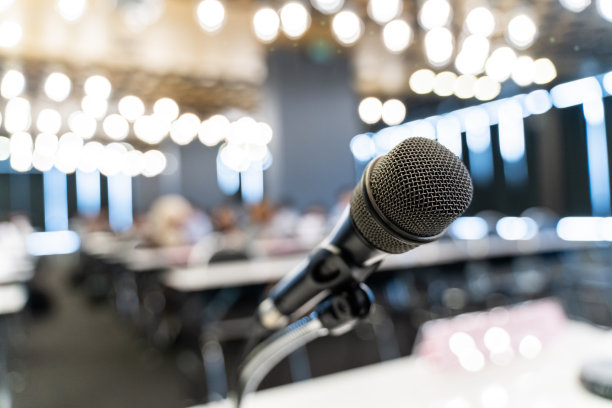 麦克风通过模糊商务论坛会议或会议培训学习辅导室概念，模糊背景。图片下载