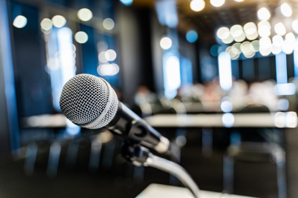 麦克风通过模糊商务论坛会议或会议培训学习辅导室概念，模糊背景。图片下载