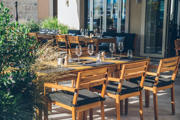 空的咖啡馆外。阳光。夏天的时间图片下载