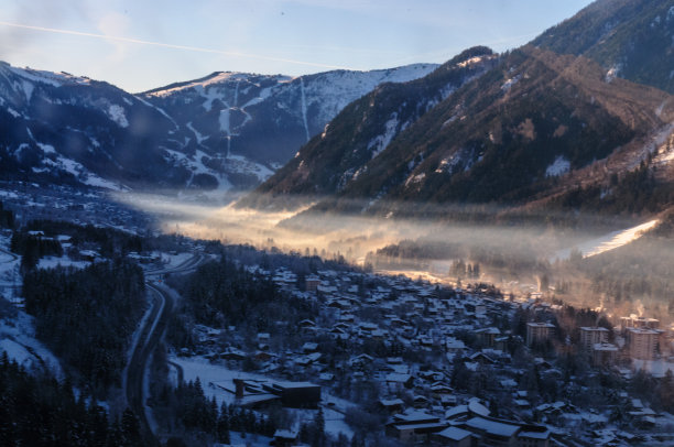 勃朗峰在一个晴朗的冬日下午图片下载