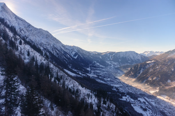 勃朗峰在一个晴朗的冬日下午图片下载