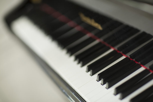 钢琴和钢琴键盘。图片下载