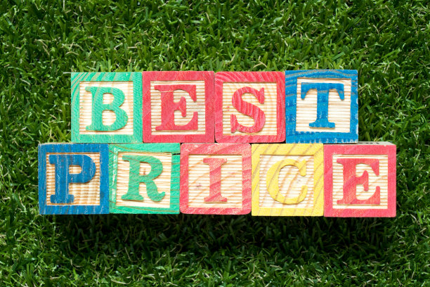 彩色木块在世界上最好的价格人工绿草背景图片下载