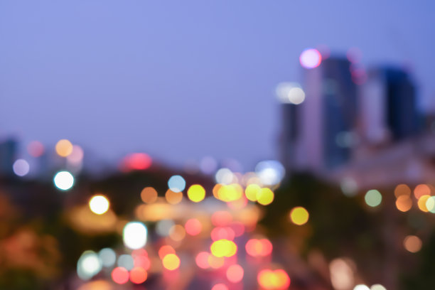 抽象模糊的夜间城市市中心和交通高速公路背景为设计理念图片下载