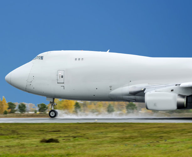飞机在雨后起飞图片下载