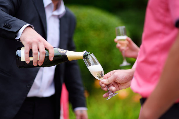 往玻璃杯里倒香槟图片下载